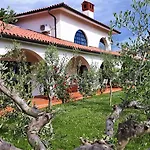 Emi Villa