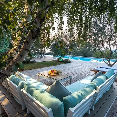 Emi Villa *