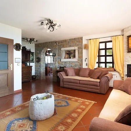 Emi Villa
